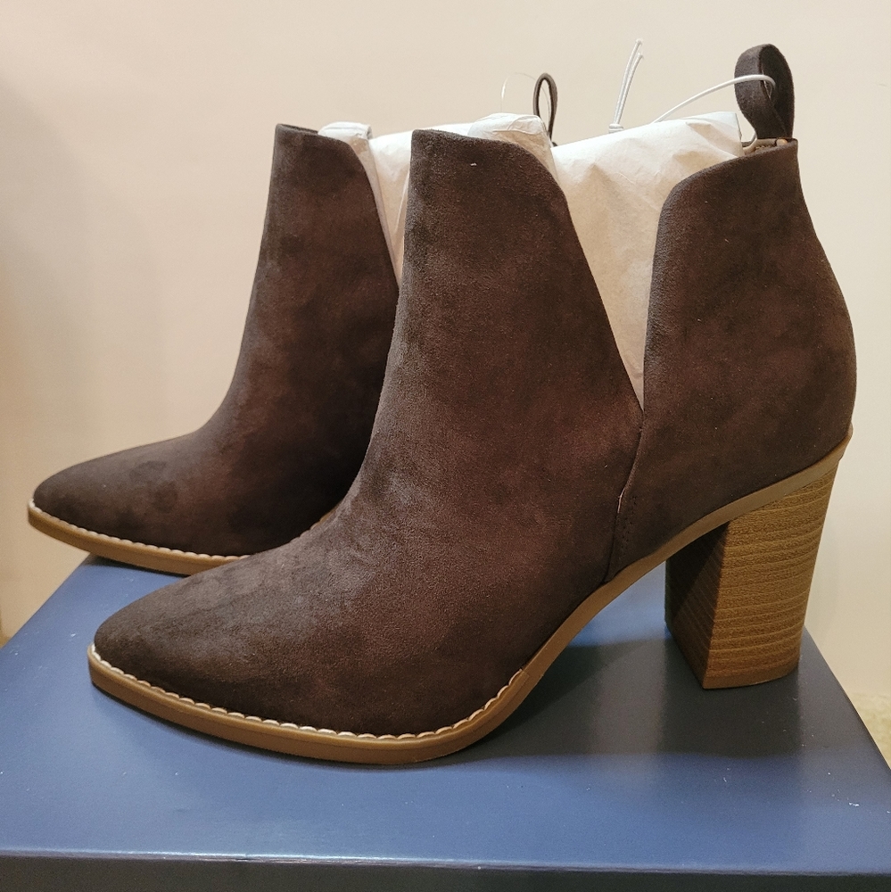 Women Boots - Picture 2 of 4